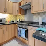 Cheerful Stays: 2 Bedroom Sleeps 6