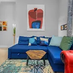 Cheerful Stays: 2 Bedroom Sleeps 6